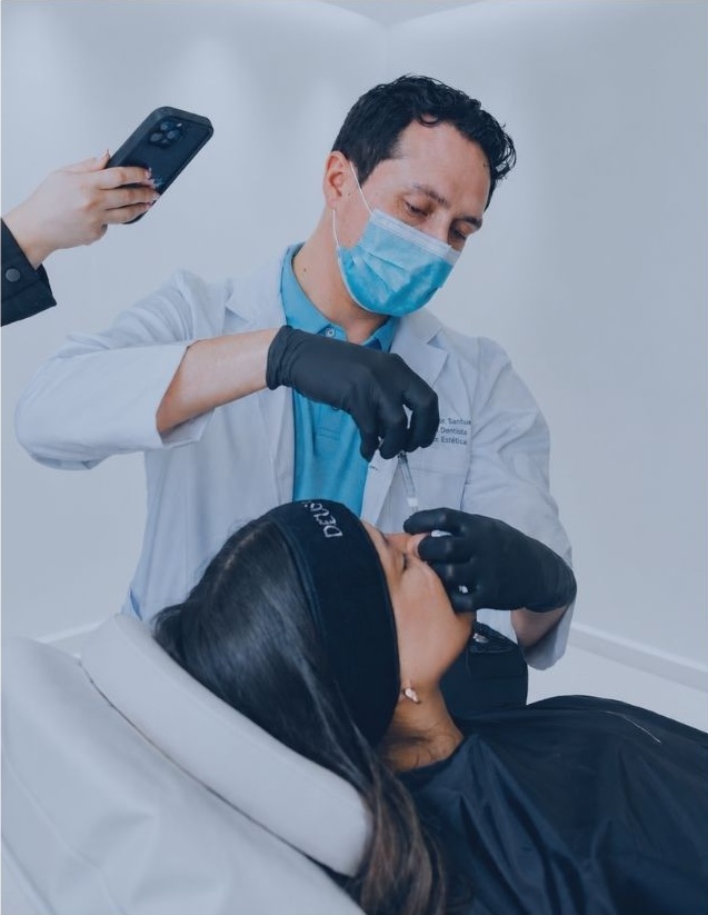 Profesional médico utilizando tecnología estética de alta gama con respaldo clínico de Deusa
